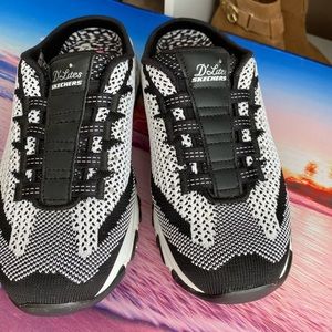 Sketchers D’lites size 6 1/2 Black and white Memory foam sneakers